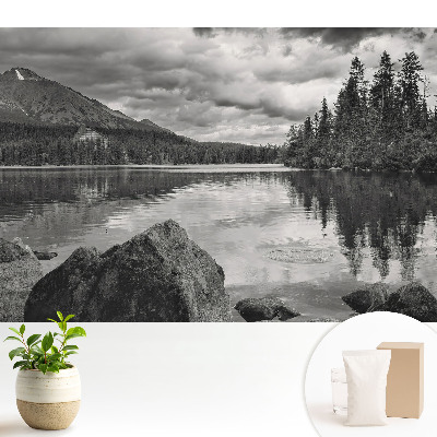 Luxusná tapeta s motívom horskej krajiny s jazerom a stromami