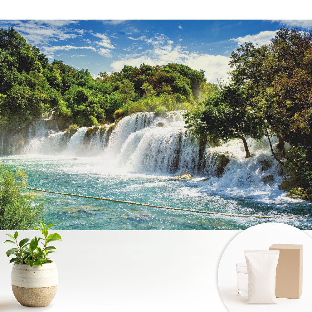 Tapeta Vodopád v slnečnej zelenej scenérii