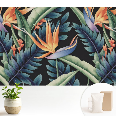 Luxusná tapeta s motívom tropických kvetov na čiernom pozadí