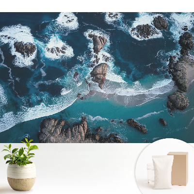 Tapeta do obývačky s pohľadom na oceán so skalami zhora v živých farbách