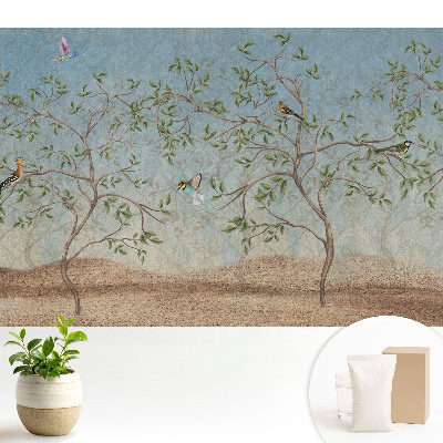 Tapeta s farebnými vtákmi na strome v tlmenej atmosfére