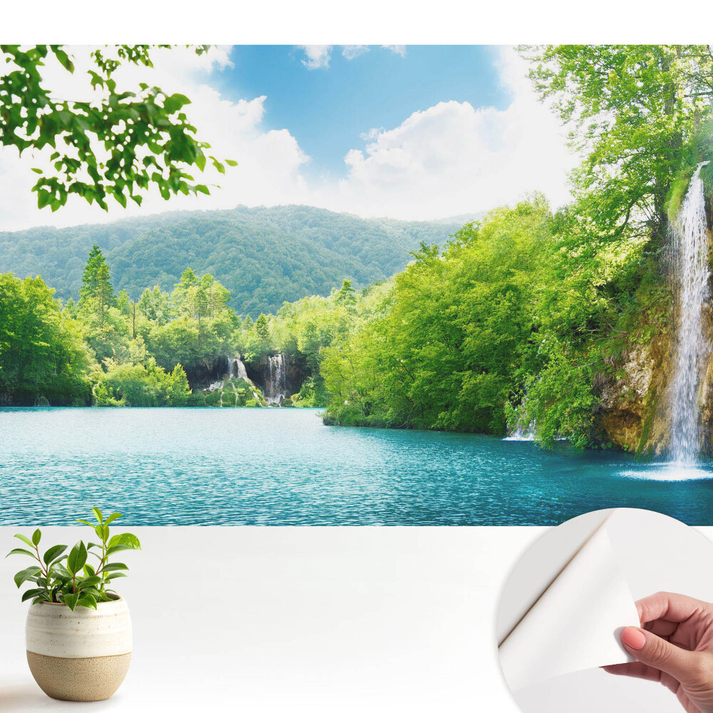 Luxusná tapeta Vodopád medzi zelenými horami