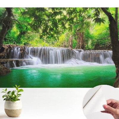 Luxusná tapeta s motívom vodopádu obklopeného zeleňou