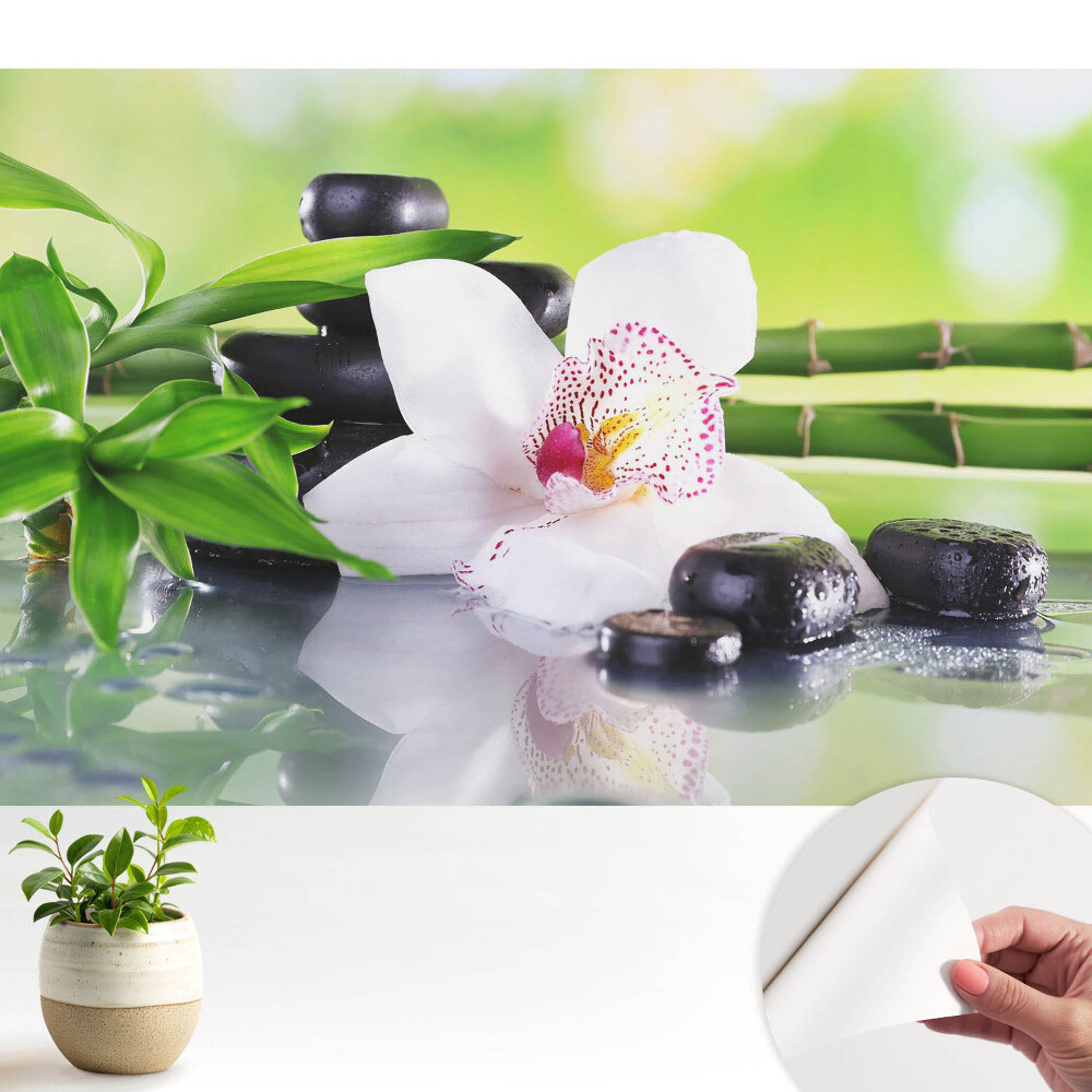 Tapeta na stenu samolepiaca s motívom orchideí a kameňov obklopených bambusom