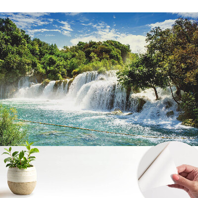 Tapeta Vodopád v slnečnej zelenej scenérii