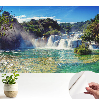 Luxusná tapeta s motívom úžasného vodopádu obklopeného zeleňou