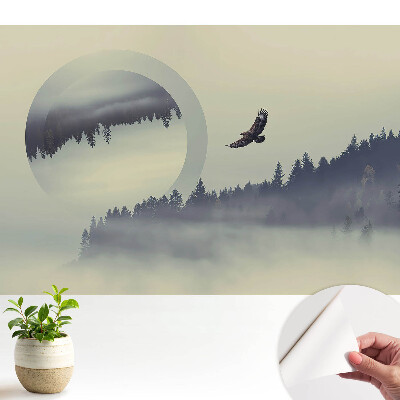 Tapeta na stenu samolepiaca s motívom majestátneho vtáka medzi hmlistými stromami