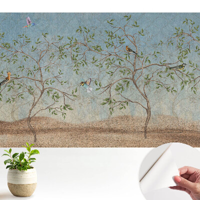 Tapeta s motívom farebných vtákov na strome v tlmenej atmosfére