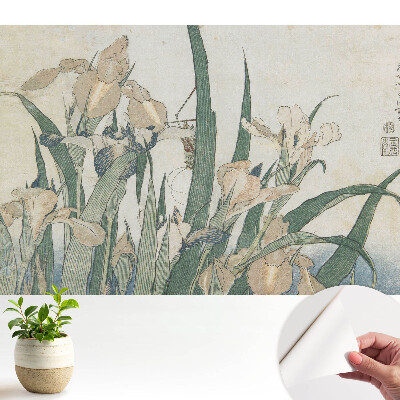 Tapeta s motívom kosatcov v klasickom vzore harmónie a elegancie