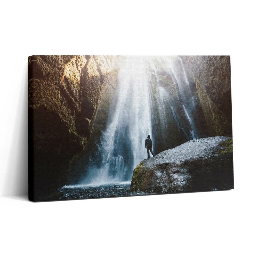 Obraz na plátne 30x20 Osamelý objaviteľ pod vodopádom