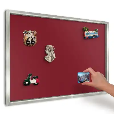 Magnetická tabuľa na suveníry z ciest v elegantnom bordovom minimalistickom vyhotovení