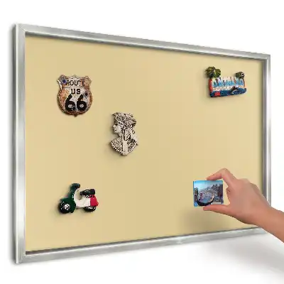 Magnetická tabuľa na suveníry z ciest s teplým béžovým pozadím