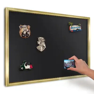 Magnetická tabuľa na suveníry z ciest s čiernym minimalistickým pozadím