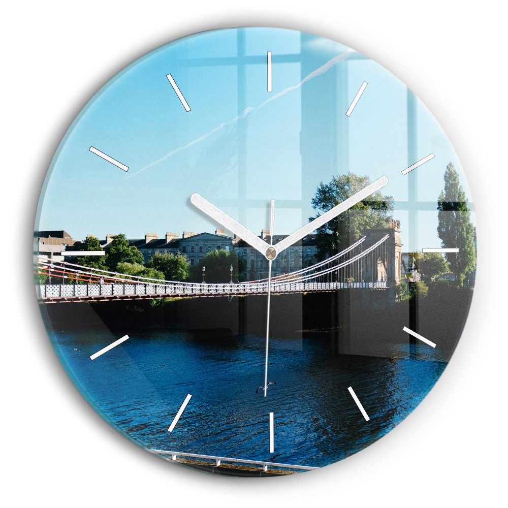 Vertikálne hodiny Most nad riekou v meste