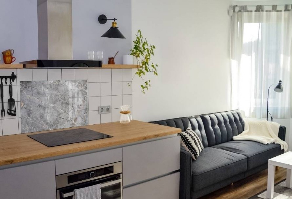 moderná obývačka s kuchyňou